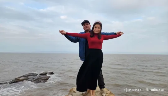 Tranquil Seaside Moment with Joyful Couple – AI Generated Video | Hailuo AI