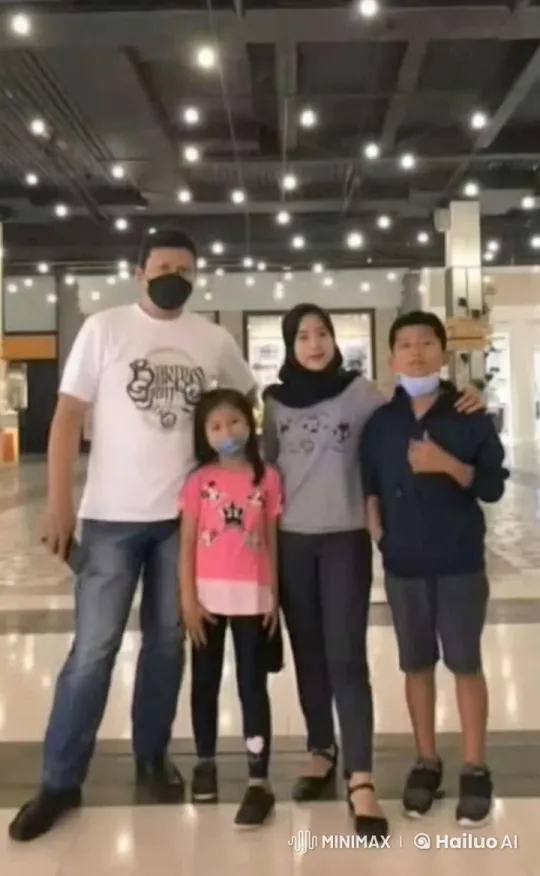 Family Performs Stunning Martial Arts in Shopping Mall – AI Generated Video | Hailuo AI