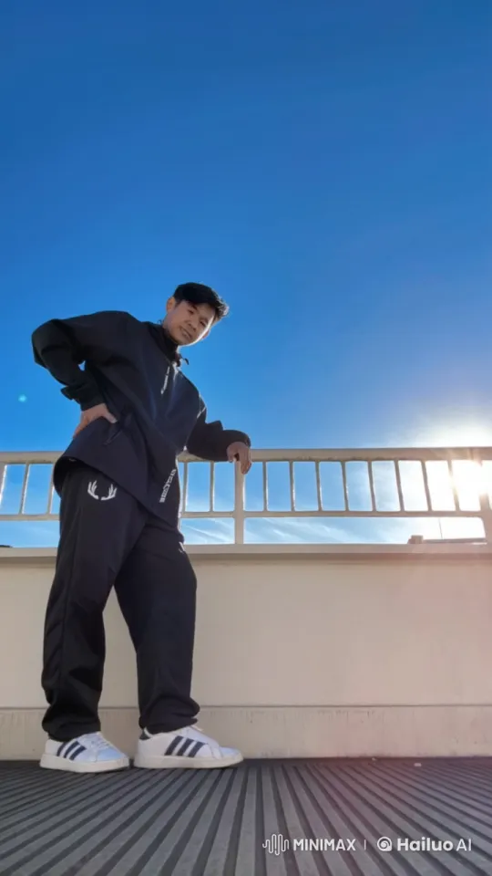 Athlete Performs Impressive Kung Fu Moves on Rooftop – AI Generated Video | Hailuo AI