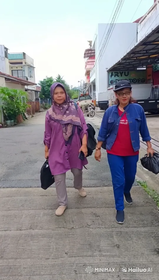 Women's Kung Fu Exchange in Urban Street Setting – AI Generated Video | Hailuo AI