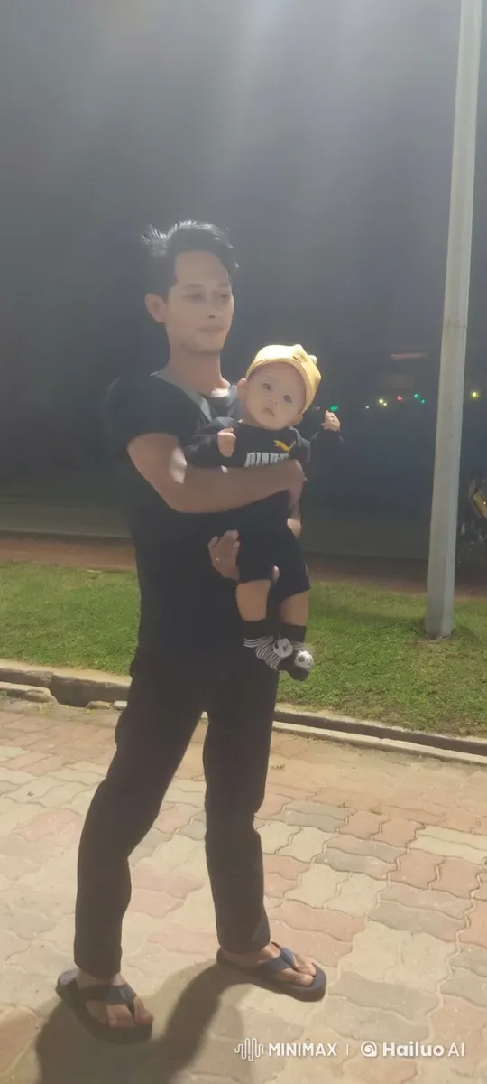 Father Demonstrates Kung Fu to Child, Concluding with Bonding Moment – AI Generated Video | Hailuo AI