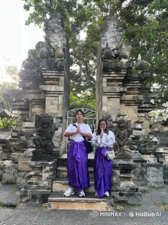 Under the backdrop of the Ancient Gate, two dancers perform Chinese Kung Fu. – AI Generated Video | Hailuo AI