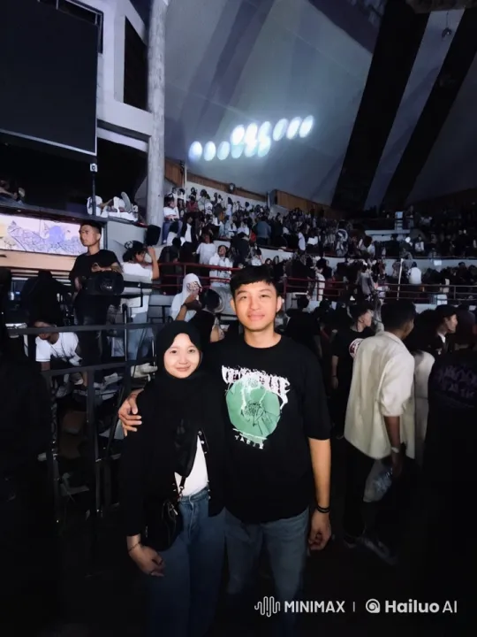 Crowded Concert Experience with Energetic Atmosphere – AI Generated Video | Hailuo AI