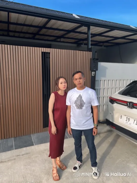 Couple Demonstrates Kungfu in Front of Modern House – AI Generated Video | Hailuo AI