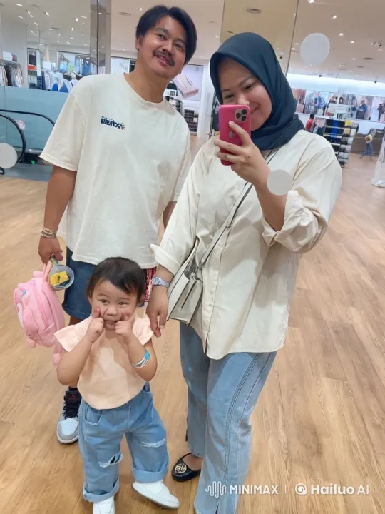 Family Demonstrates Kungfu Skills in Store – AI Generated Video | Hailuo AI