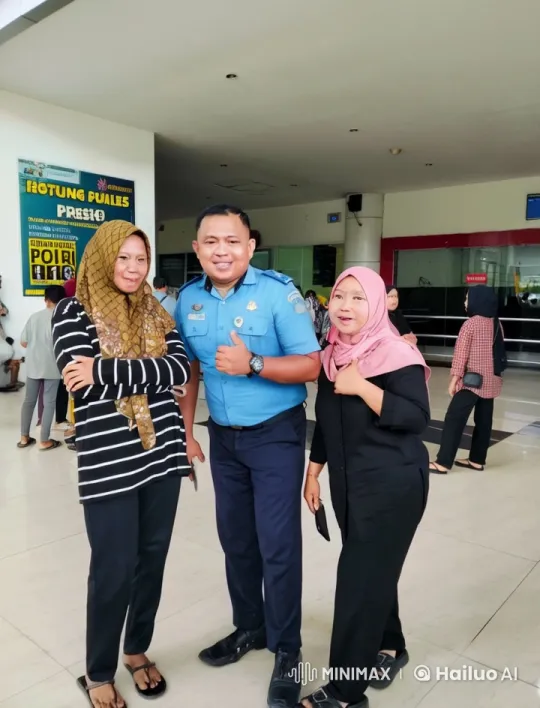 Security Officer Performs Kungfu in Building Lobby – AI Generated Video | Hailuo AI
