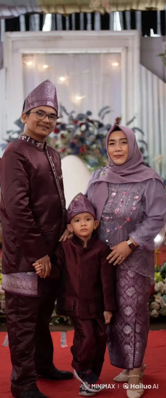 Family Watches Boy Practice Wing Chun on Red Carpet – AI Generated Video | Hailuo AI