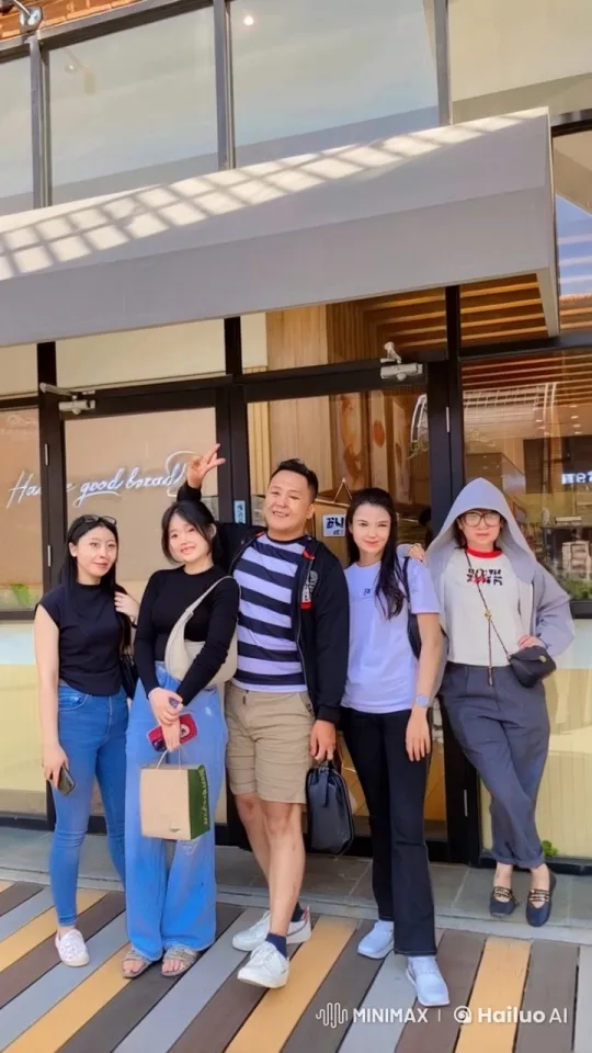 Urban Kung Fu Display in Modern Building Setting – AI Generated Video | Hailuo AI