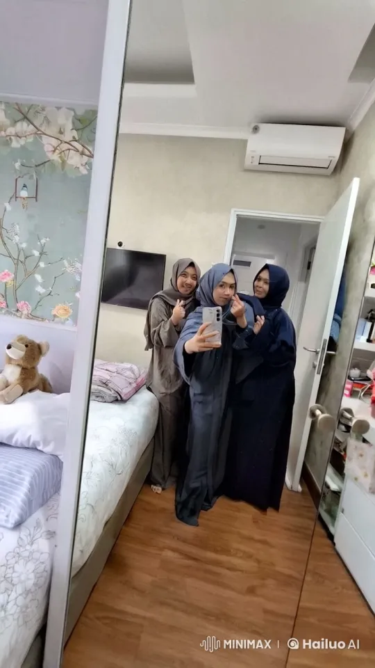 Traditional Attire to Kungfu Mastery: A Mirror Reflection – AI Generated Video | Hailuo AI