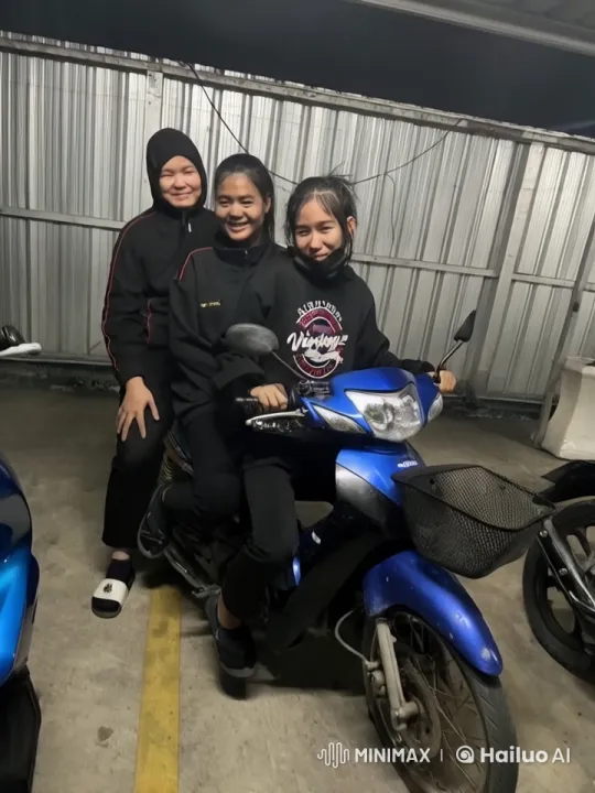 Vintage Sweatshirt Crew Showcases Martial Arts Skills in Garage – AI Generated Video | Hailuo AI