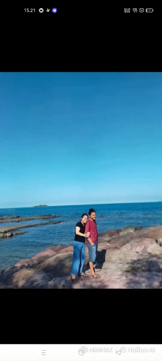 Couple Engages in Intense Kungfu Fight by the Ocean – AI Generated Video | Hailuo AI