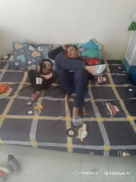 Cozy Bedroom Scene with Two Individuals Relaxing on Bed – AI Generated Video | Hailuo AI