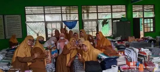 Women and Girls Practicing Kung Fu in Energetic Classroom – AI Generated Video | Hailuo AI