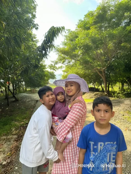 Family Demonstrates Martial Arts in Peaceful Park Setting – AI Generated Video | Hailuo AI