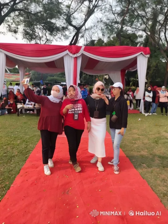 Friends Showcase Wing Chun Skills at Festive Outdoor Event – AI Generated Video | Hailuo AI