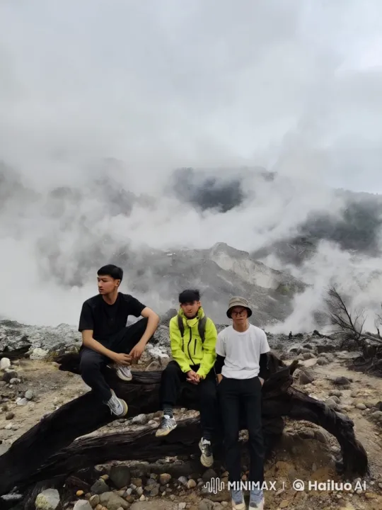 Kung Fu Practitioners Showcase Skills in Misty Mountains – AI Generated Video | Hailuo AI