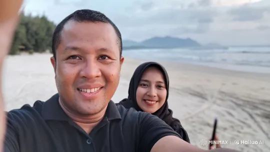 Seaside Serenity: Couple Takes Selfie at Dawn/Dusk – AI Generated Video | Hailuo AI