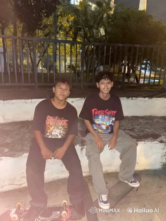Nighttime Friendship: A Romantic Skateboarding Moment – AI Generated Video | Hailuo AI