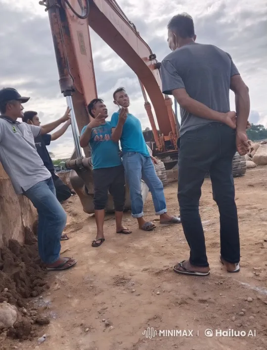 Construction Workers Inspired by Viral Kung Fu Videos – AI Generated Video | Hailuo AI