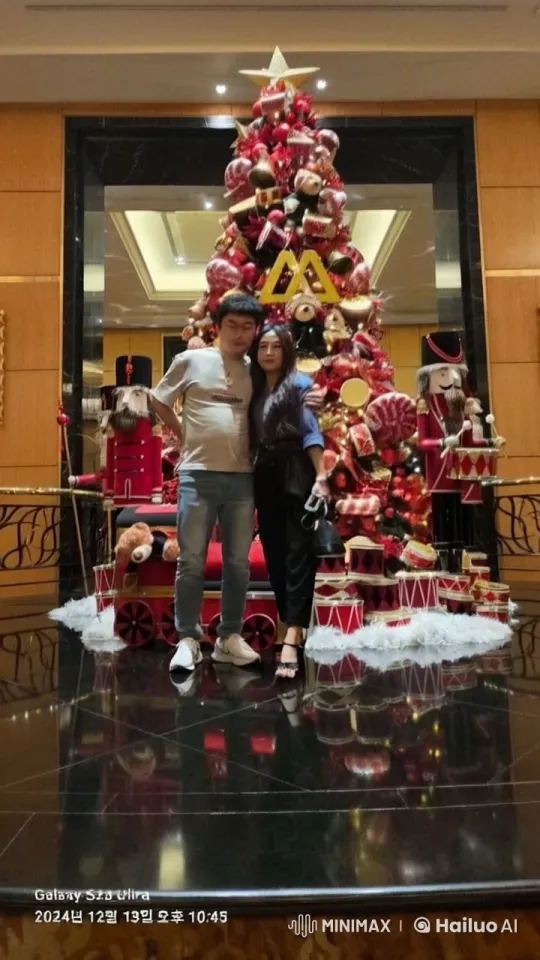 Festive Kung Fu Couple Showcases Skills in Holiday Setting – AI Generated Video | Hailuo AI