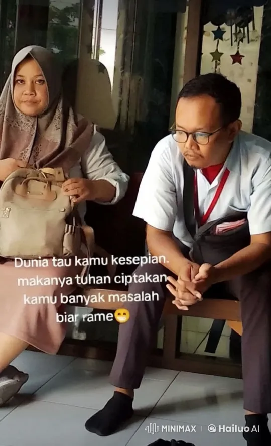 Man Practices Wing Chun on Bench, Woman Watches Amused – AI Generated Video | Hailuo AI