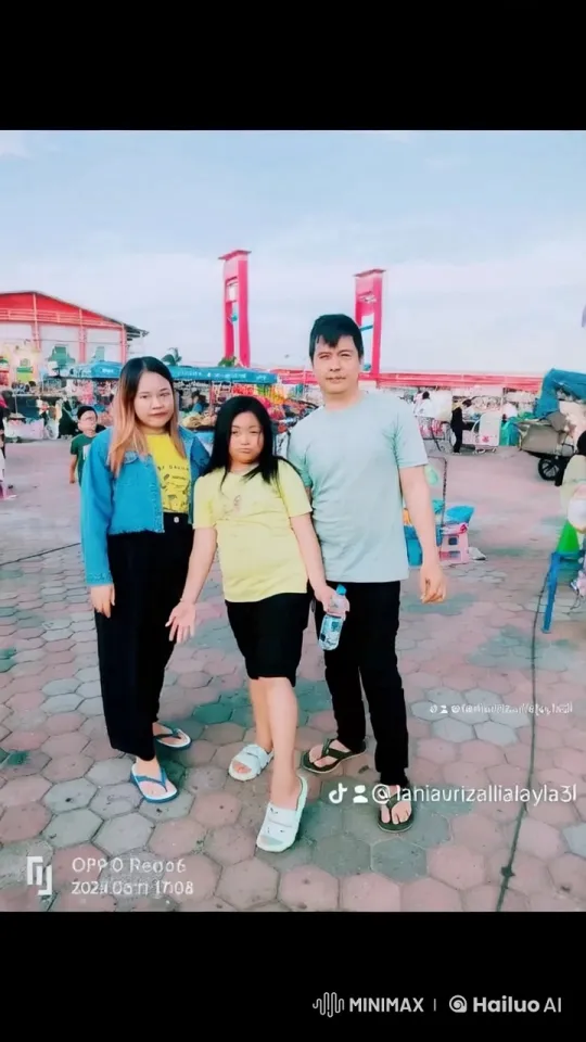 Chinese Martial Arts Poses Against Lively Market Scene – AI Generated Video | Hailuo AI