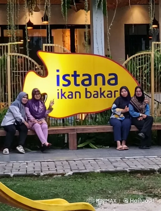 Kung Fu Display in Front of 'Istana Ikan Bakar' Restaurant – AI Generated Video | Hailuo AI