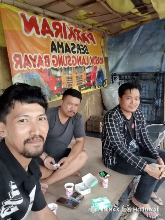 Men Practice Kungfu Under Shelter with Casual Atmosphere – AI Generated Video | Hailuo AI