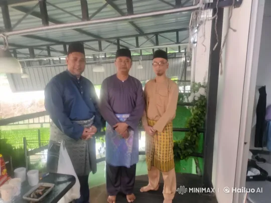 Traditional Attire Kung Fu Battle on Porch – AI Generated Video | Hailuo AI