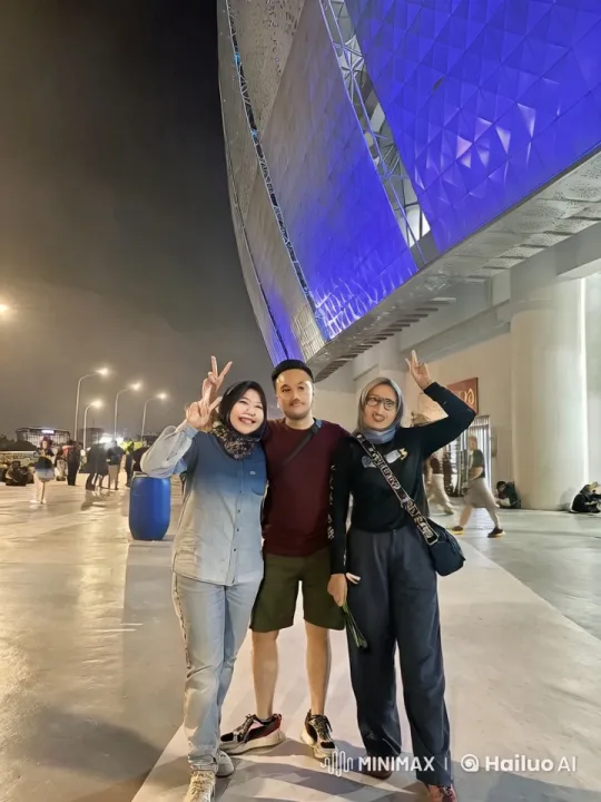 Nighttime Kungfu Showdown in Front of Modern Building – AI Generated Video | Hailuo AI