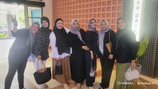 Fashionable Women Execute Kung Fu in Stylish Indoor Setting – AI Generated Video | Hailuo AI