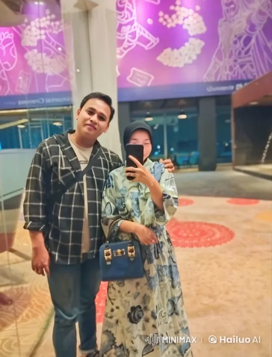 Couple Performs Kungfu in Front of Chinese Art Backdrop – AI Generated Video | Hailuo AI