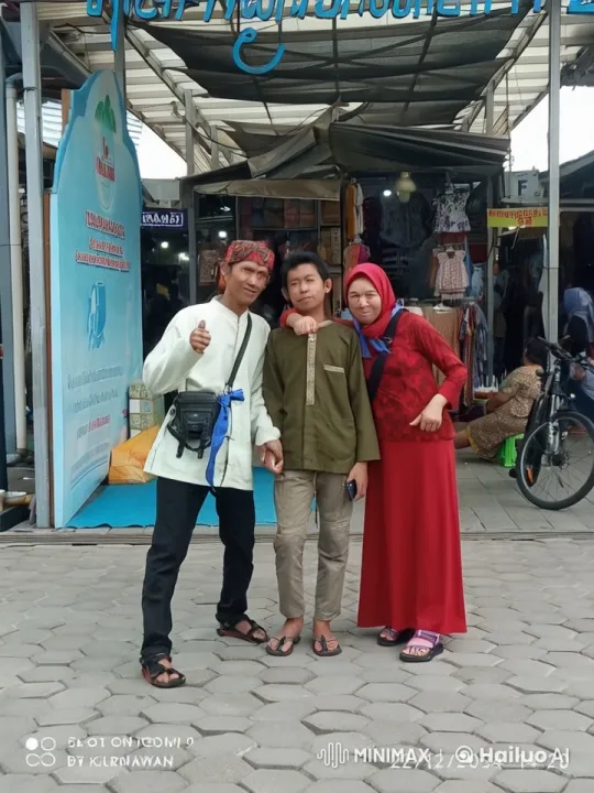 Cheerful Trio Engages in Playful Battle at Street Market – AI Generated Video | Hailuo AI