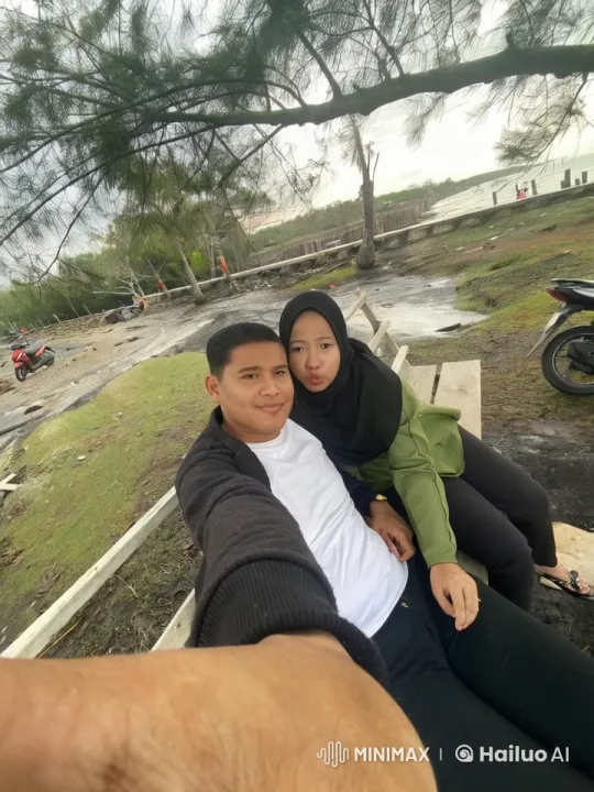 Couple Argues on Seaside Bench Amid Tense Intimacy – AI Generated Video | Hailuo AI