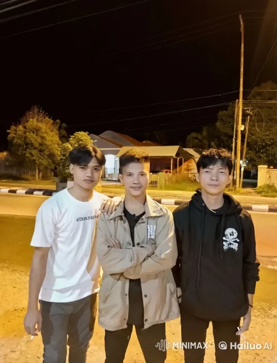 Young Men Practicing Kung Fu on a Nighttime Street – AI Generated Video | Hailuo AI