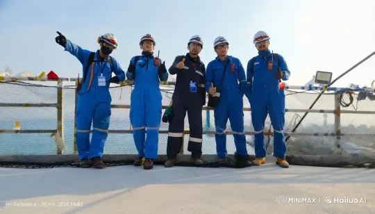 Construction Workers Engage in Rooftop Kung Fu Battle – AI Generated Video | Hailuo AI