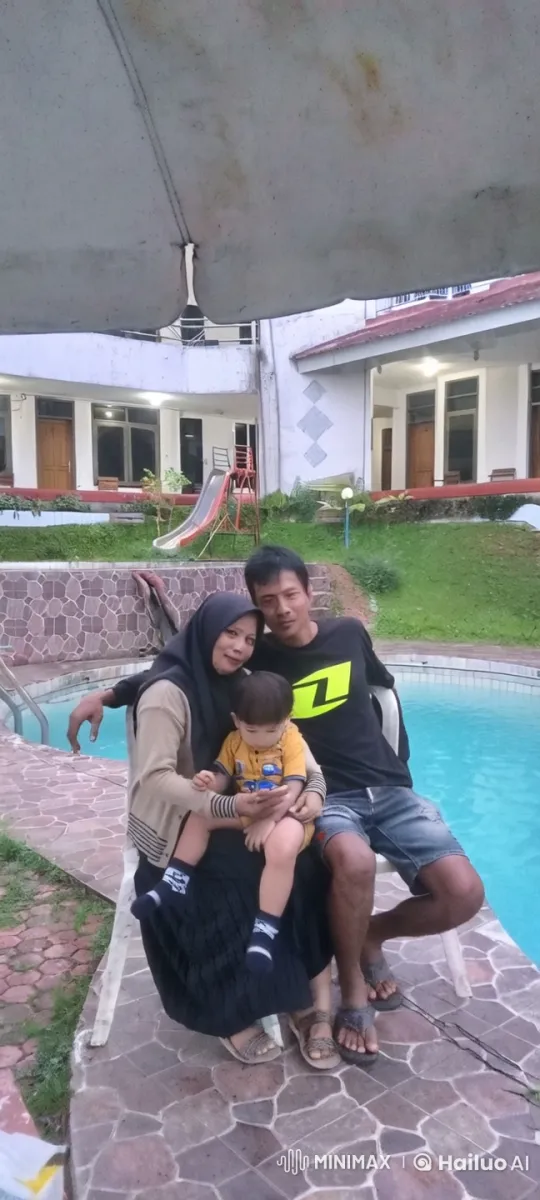 Family Enjoys Poolside with Impressive Kung Fu Display – AI Generated Video | Hailuo AI
