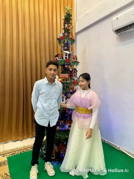 Christmas Tree Kung Fu Demo by Boy and Girl – AI Generated Video | Hailuo AI