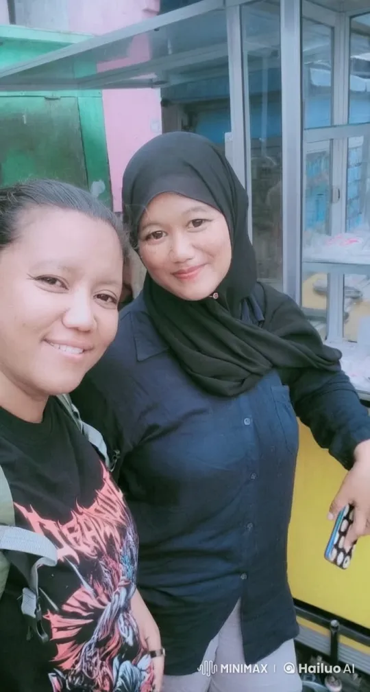 Two Individuals Adjusting at a Vibrant Street Market – AI Generated Video | Hailuo AI