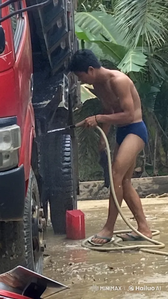 Shirtless Man Combines Kung Fu and Truck Washing – AI Generated Video | Hailuo AI