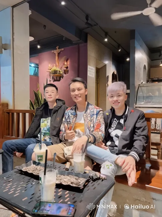 Friends Display Impressive Kung Fu Skills in Cozy Cafe – AI Generated Video | Hailuo AI