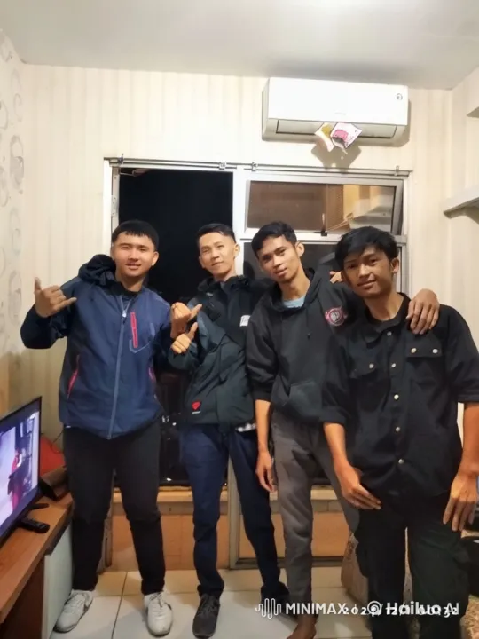 Young Men Practicing Kungfu in Coordinated Routine – AI Generated Video | Hailuo AI