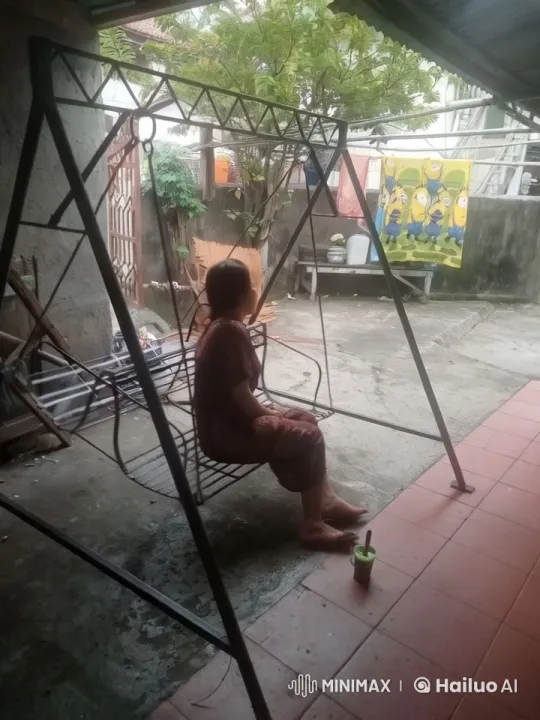 Woman Practicing Wing Chun on Swing in Backyard – AI Generated Video | Hailuo AI