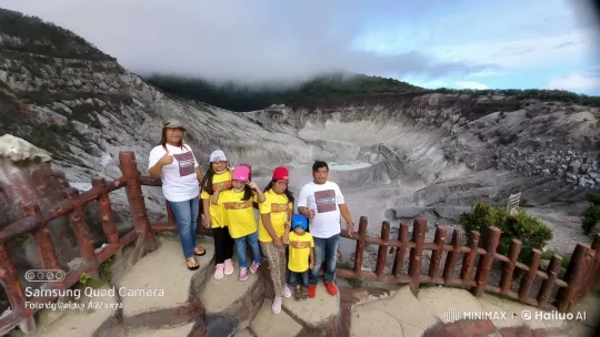 Family Performs Energetic Kung Fu on Scenic Overlook – AI Generated Video | Hailuo AI