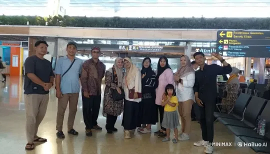 Family Demonstrates Martial Arts in Airport Terminal – AI Generated Video | Hailuo AI