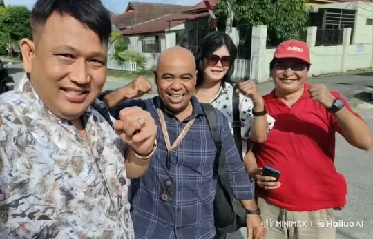 Four Friends Display Martial Arts Skills on Suburban Street – AI Generated Video | Hailuo AI
