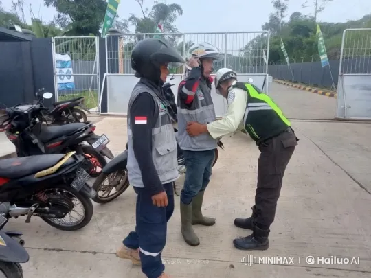 Workers Surprise Security with Dramatic Kung Fu Display – AI Generated Video | Hailuo AI
