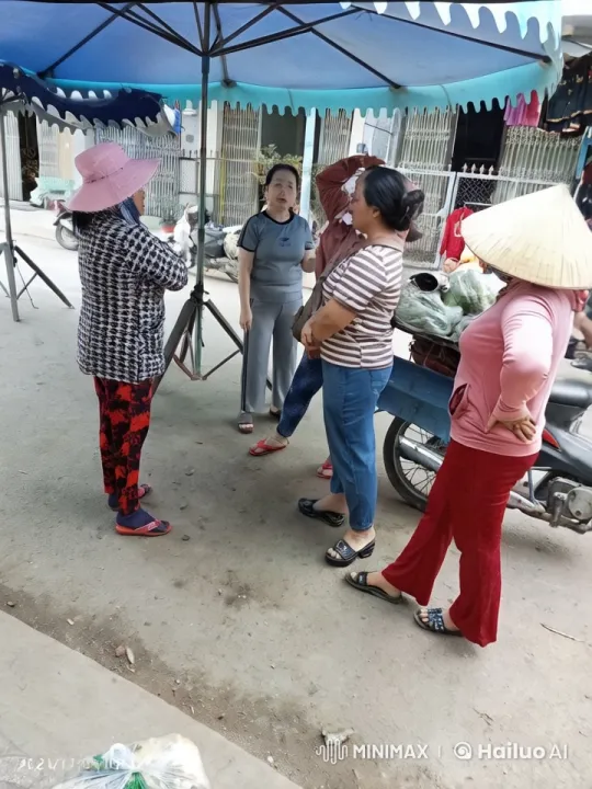 Women Chatting at Bustling Street Market – AI Generated Video | Hailuo AI