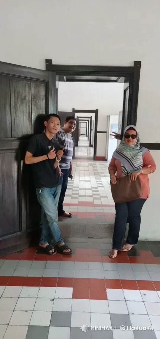 Dynamic Kungfu Battle in Repetitive Hallway – AI Generated Video | Hailuo AI