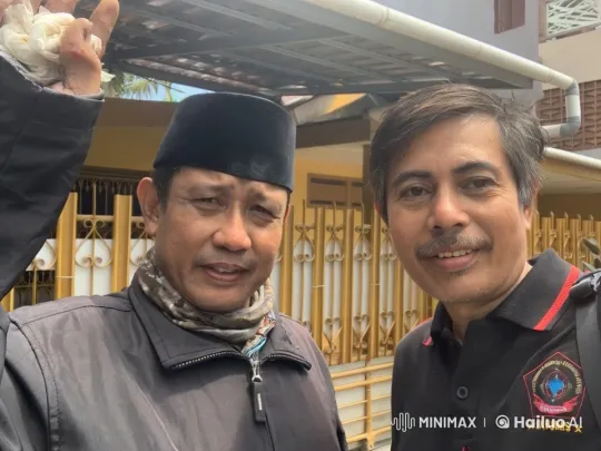Sipitun and Sikumis' Friendly Interaction in Front of a House – AI Generated Video | Hailuo AI